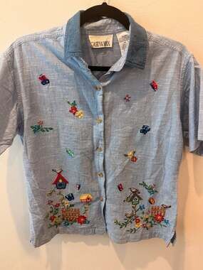 Casey & Max Vintage sm/med Embroidered Chambray Short Sleeve Button-Down Shirt